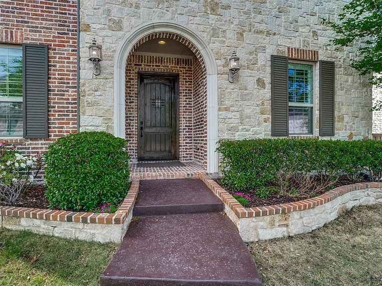 1071 Jennala Dr — Photo 2