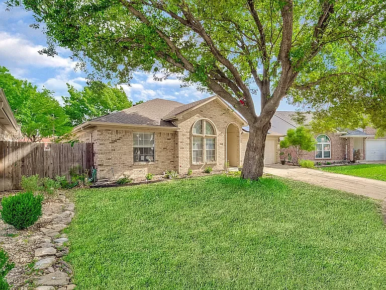 4 bed, 2028 sqft, $2,249 — Photo 2