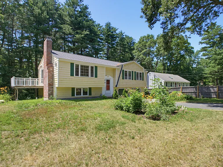 37 Woodbury Rd — Photo 2