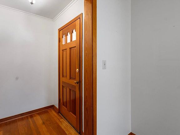 5th image of 613 Allen St