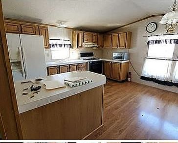 Spacious kitchen w/bar