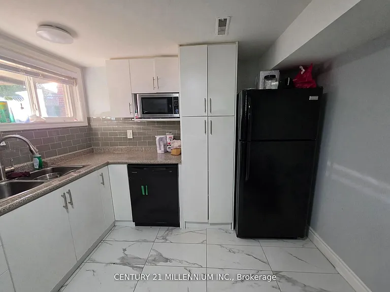 23 Malcolm Cres — Photo 3