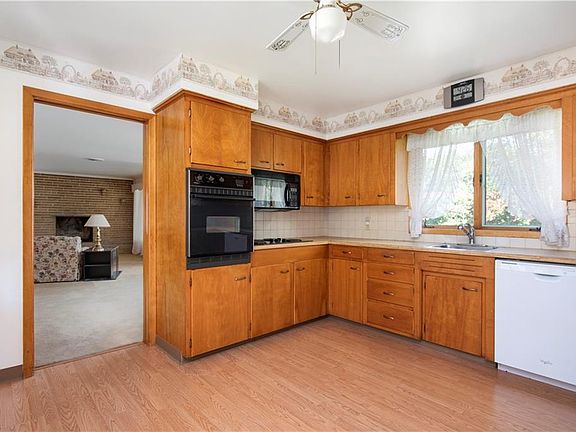 5th image of 1430 Brookview Dr