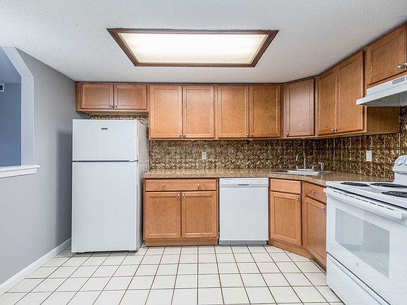 2nd image of 72 Oakridge Dr #66-2