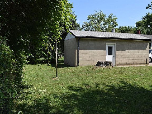 4th image of 411 Williams St