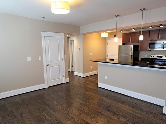 2nd image of 611 S Jefferson St #601