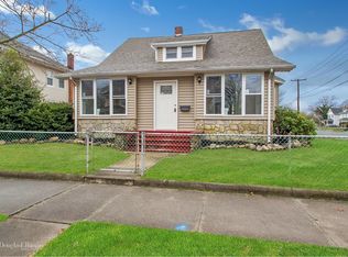 92 Cedar Ave, Patchogue, NY 11772