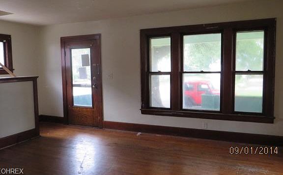 2nd image of 825 Lexington Ave