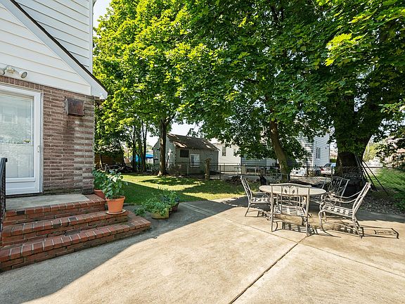 5th image of 263 Waldorf Ave