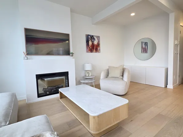 1001 Homer St #2203, Vancouver, BC V6B 1M9