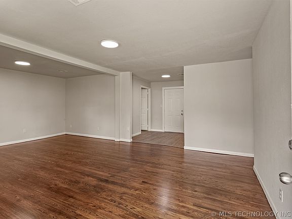 4th image of 107 W 7th St