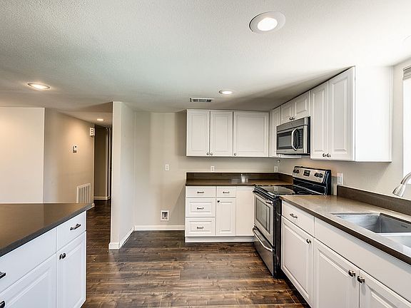 3rd image of 3195 Burnham Ave