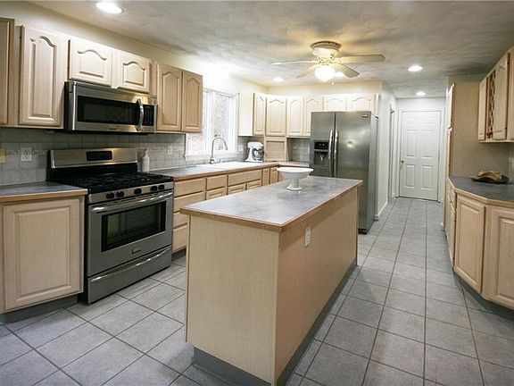 3rd image of 38 Dawn Ct
