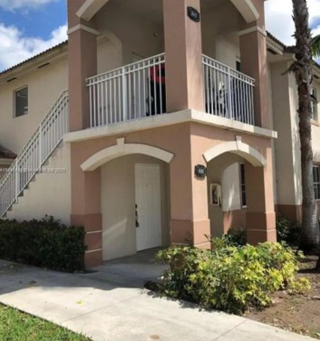 3 bed, 2.5 bath, 1024 sqft, $2,250 — Photo 2