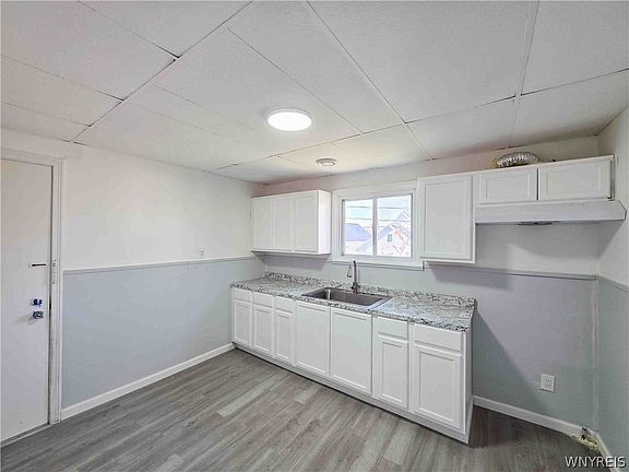 4th image of 109 Baitz Ave