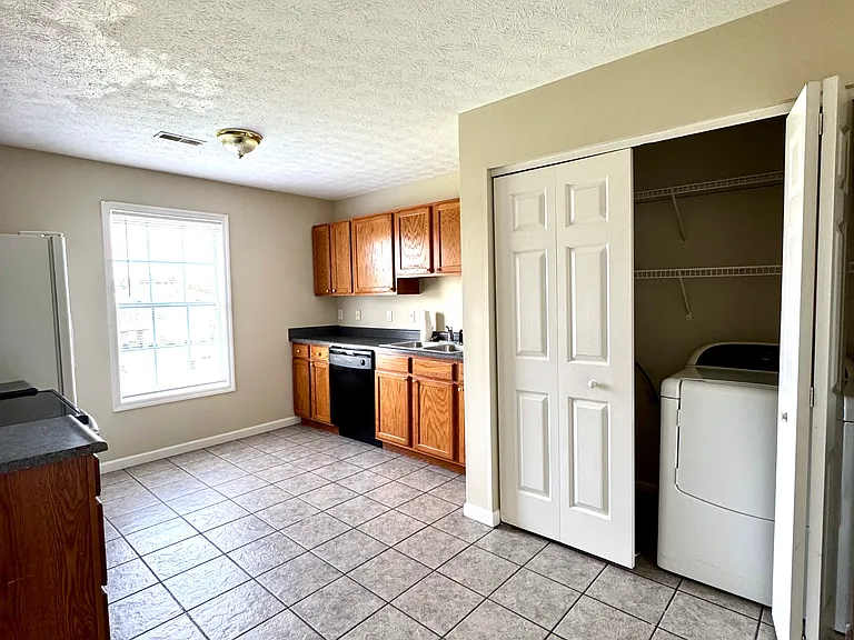 638 Hampton Way #B — Photo 23
