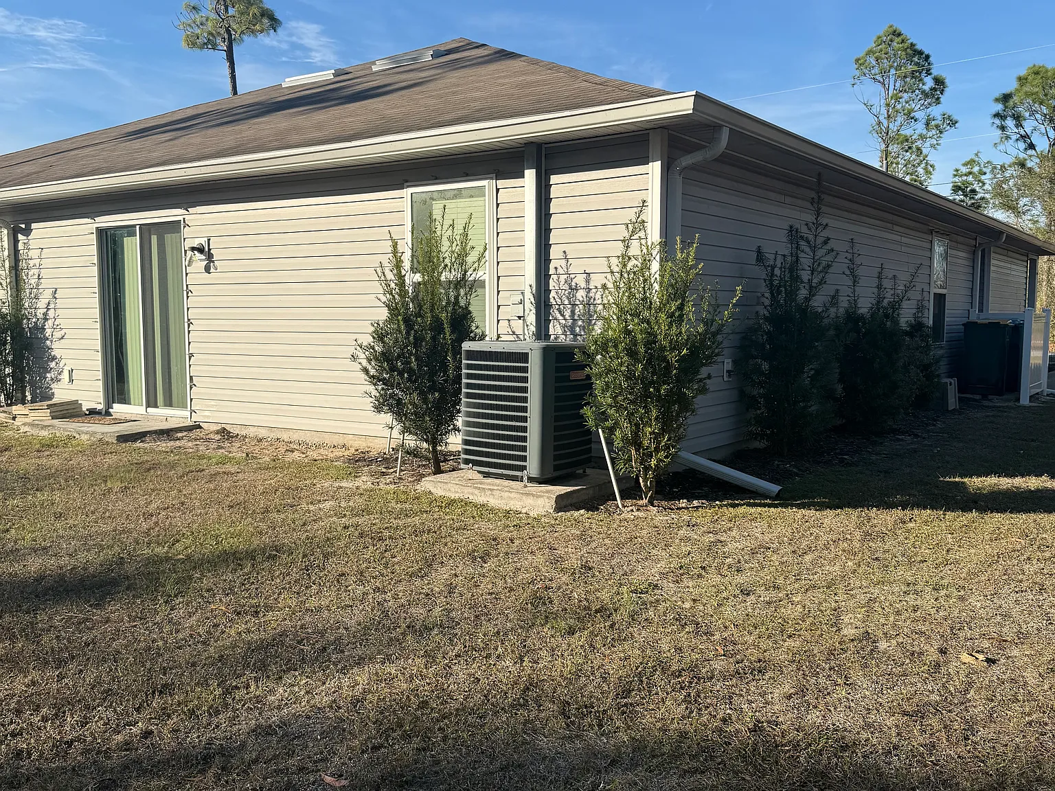 3 bed, 1402 sqft, $1,900 — Photo 2