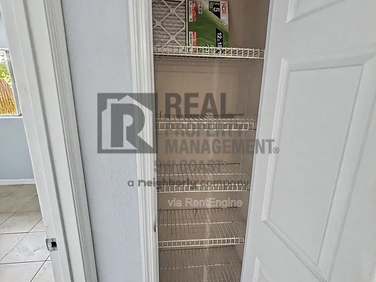 843 SW 16th Ter — Photo 14