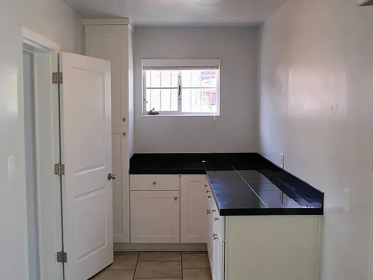 2743 N Tyndall Ave — Photo 9