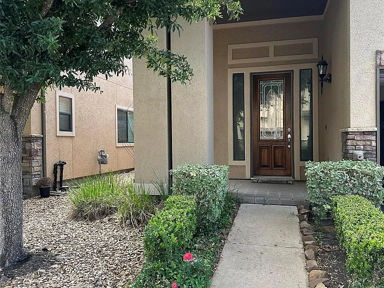 2910 Royal Oaks Grv — Photo 3