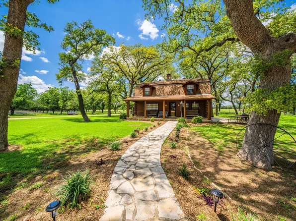 283 Hallford Ln, Fredericksburg, TX 78624