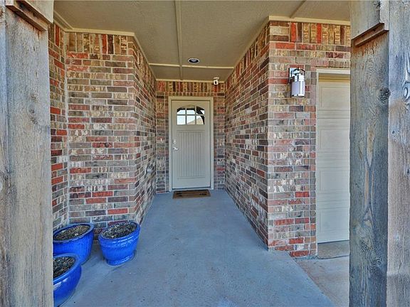 3rd image of 18509 Maidstone Ln