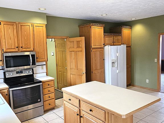 2nd image of 3707 Applewood Ln