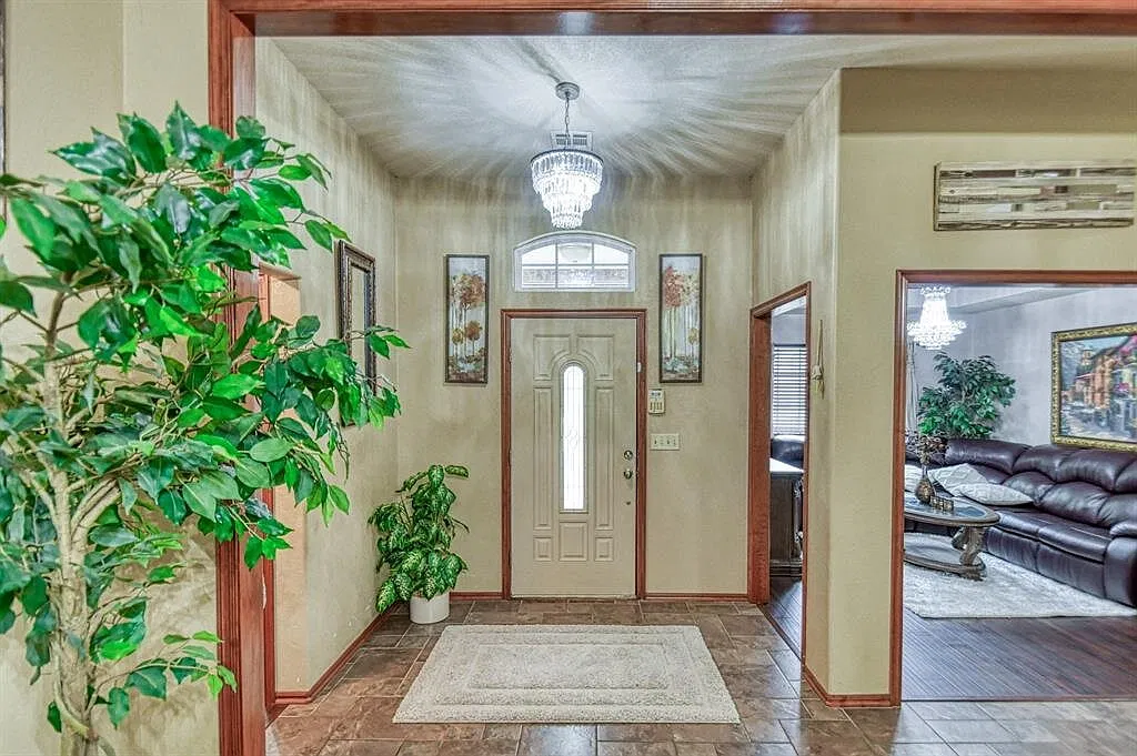 3 bed, 2.0 bath, 1915 sqft, $2,095 — Photo 3