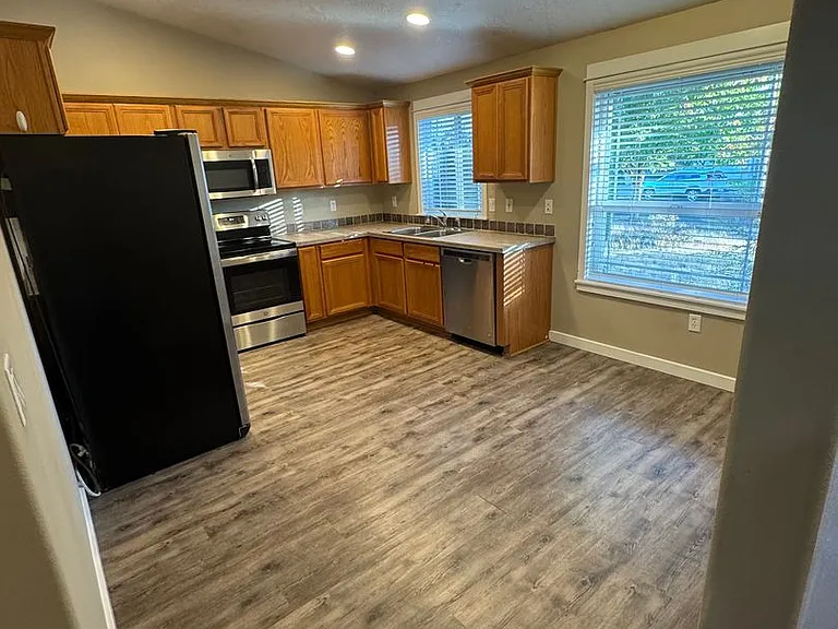 735 Trinity St NE — Photo 2