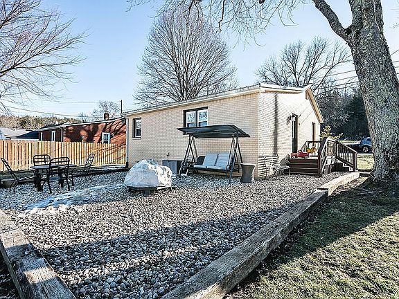 5th image of 35 Crenshaw Ln