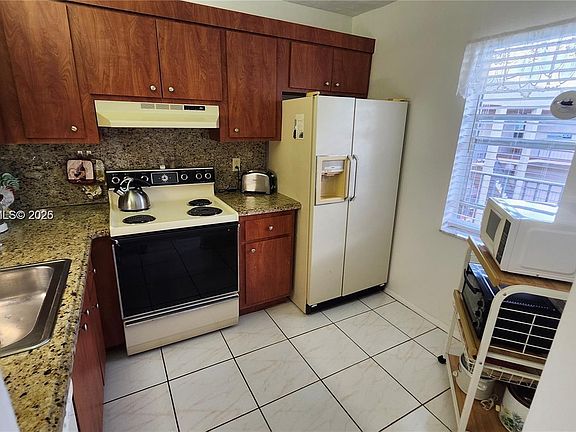 3rd image of 2821 Somerset Dr APT 400