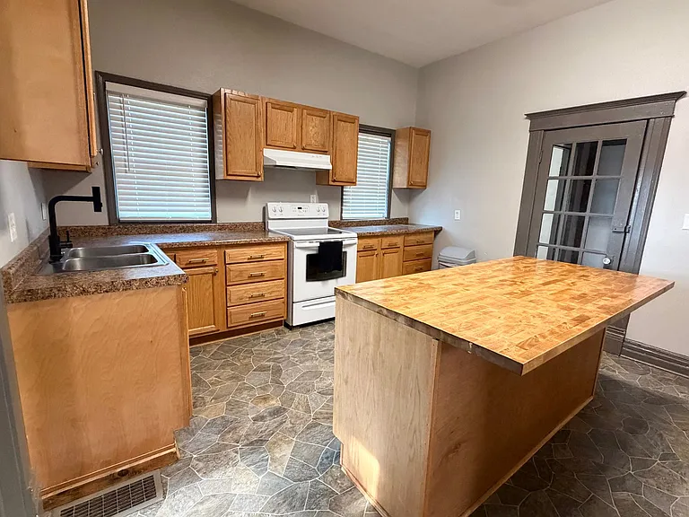 913 W Montgomery St — Photo 13