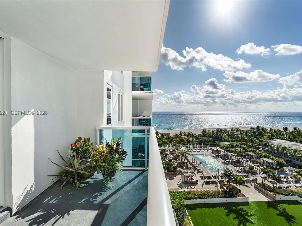 2301 Collins Ave #902