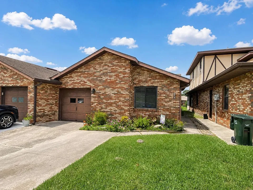 614 Lake Carolyn Cir