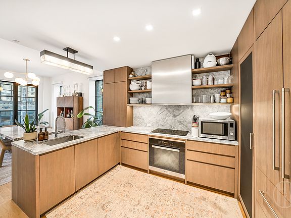 3rd image of 441 W 37th St Floor 6