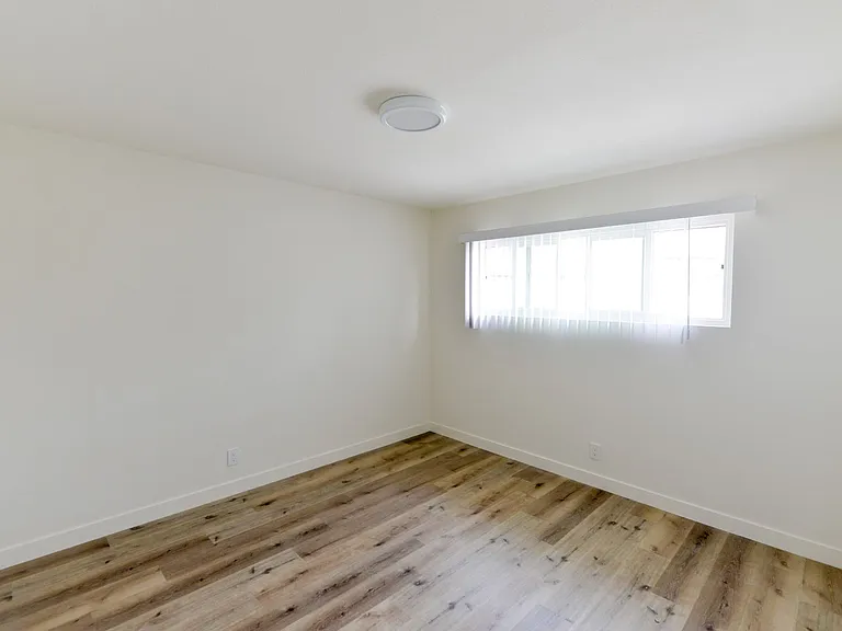 239/241 Avenida Pelayo — Photo 17