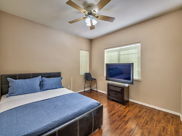 8704 Las Posas Ave — Photo 5