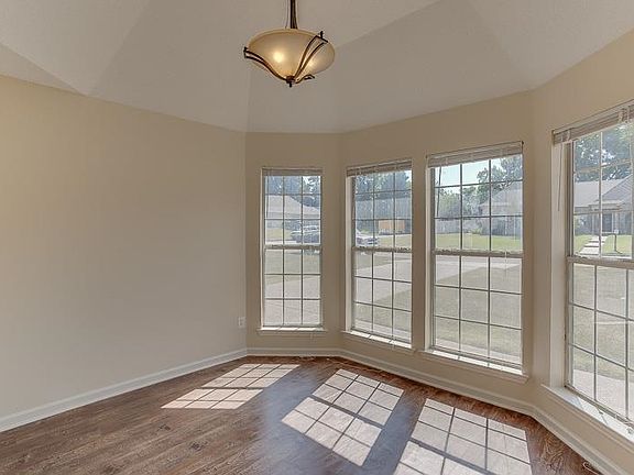5th image of 290 Village Dr
