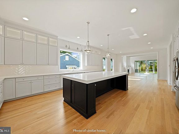 5th image of 10311 Parkwood Dr