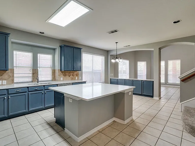 7657 Ravenhill Dr — Photo 5