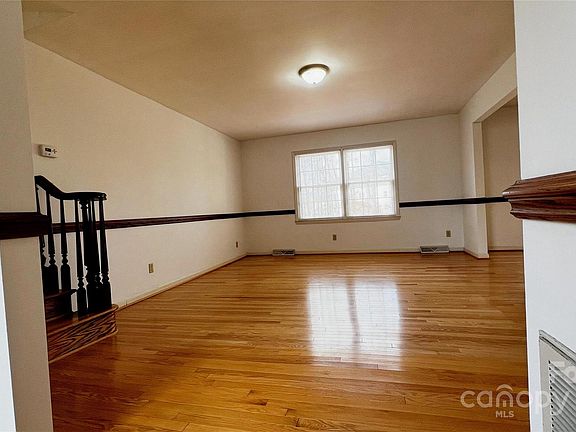 5th image of 1325 Leolillie Ln