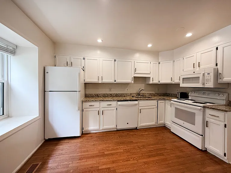 10240 Arizona Cir — Photo 7