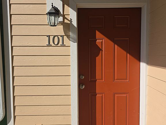 2nd image of 185 SW Silverstar Ln #101