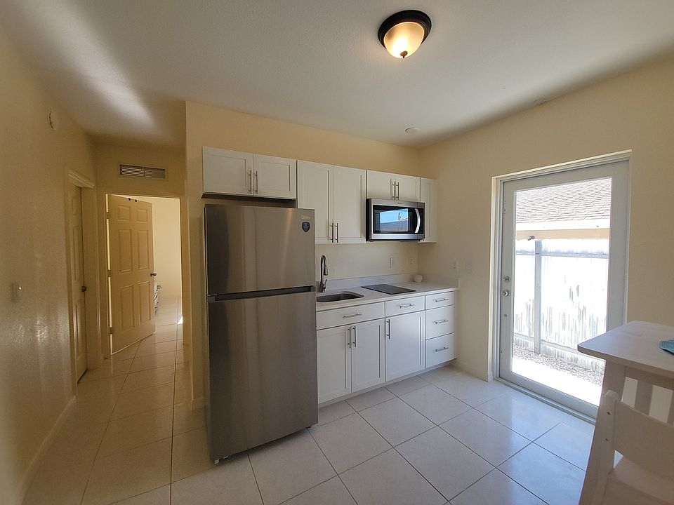 Newly remodeled sunny kitchen