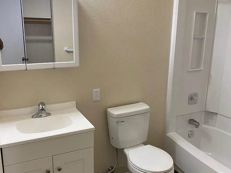 University Heights Apartments — Photo 6