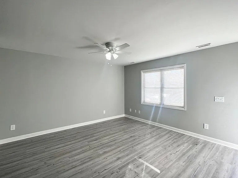 Two bedroom, one bath apartment in Burlington — Photo 10