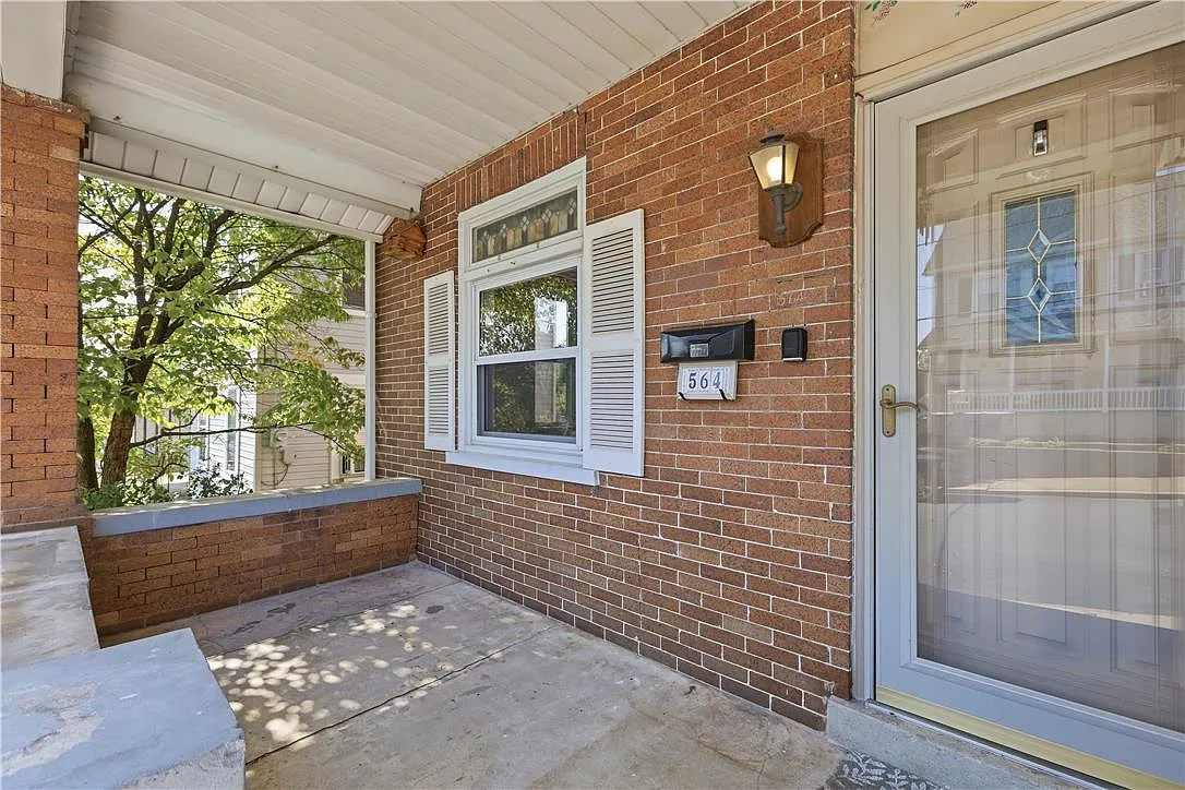 3 bed, 1.0 bath, 1200 sqft, $2,500 — Photo 3