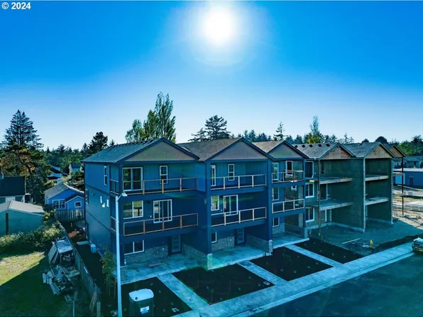 976 4th Ave #5, Hammond, OR 97121