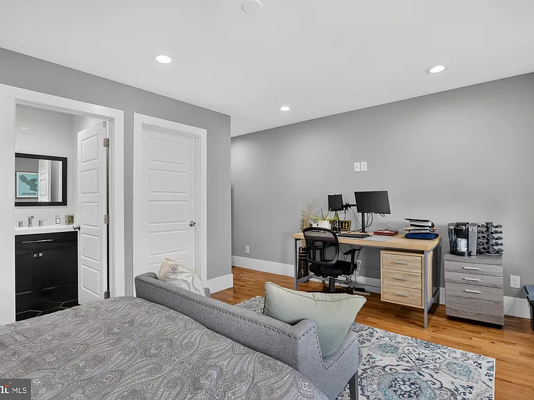 2328 E Fletcher St — Photo 40
