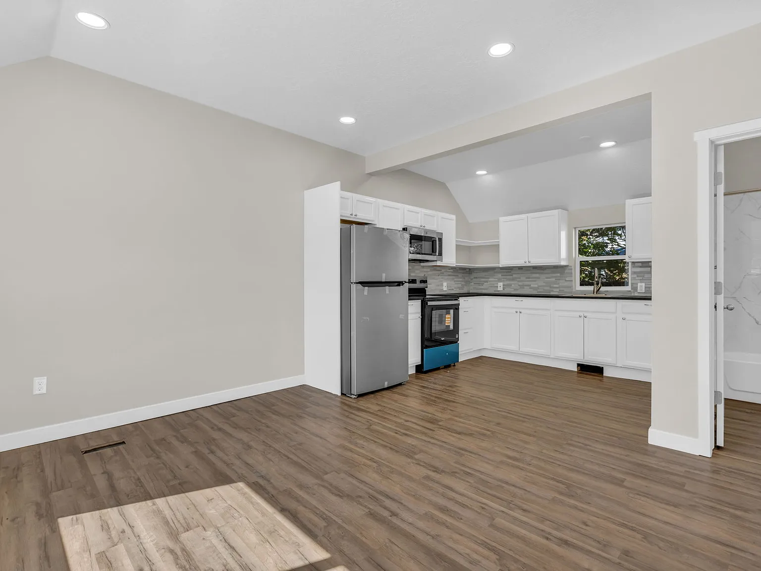 2 bed, 600 sqft, $1,375 — Photo 2